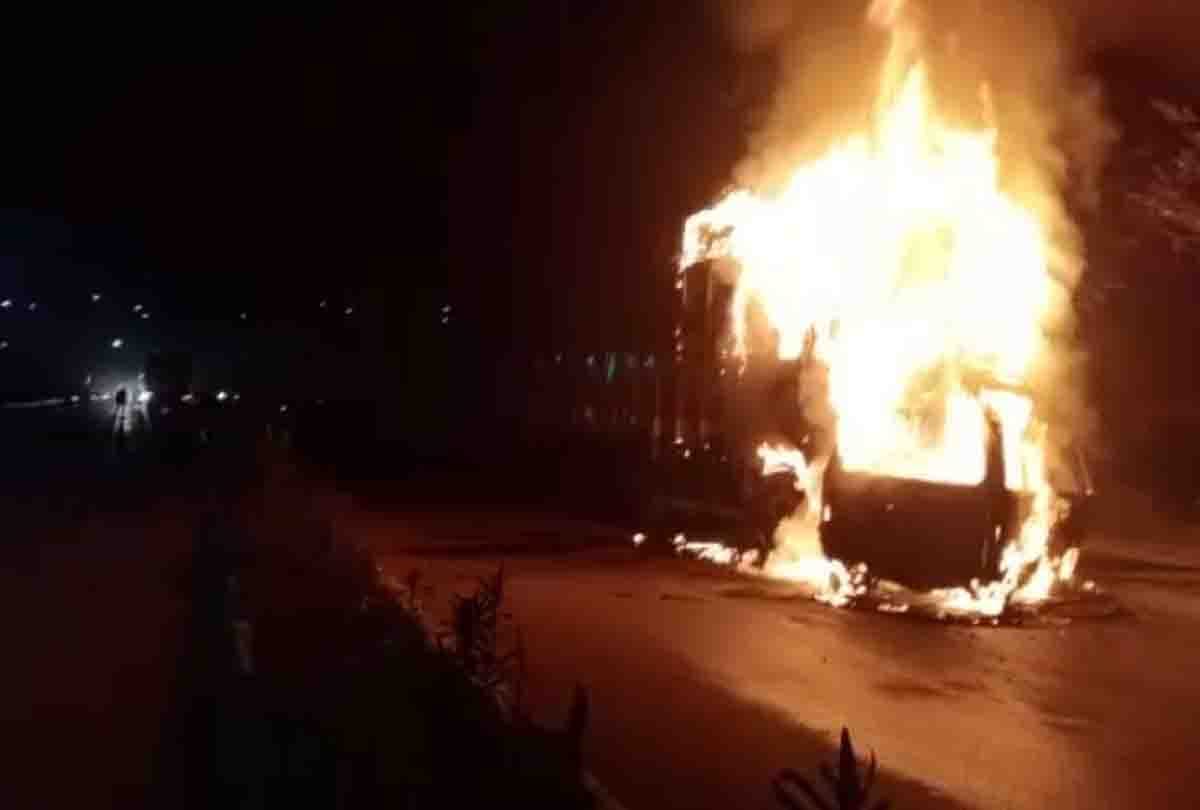 Horrific road accident in Unnao, van fire after collision with truck