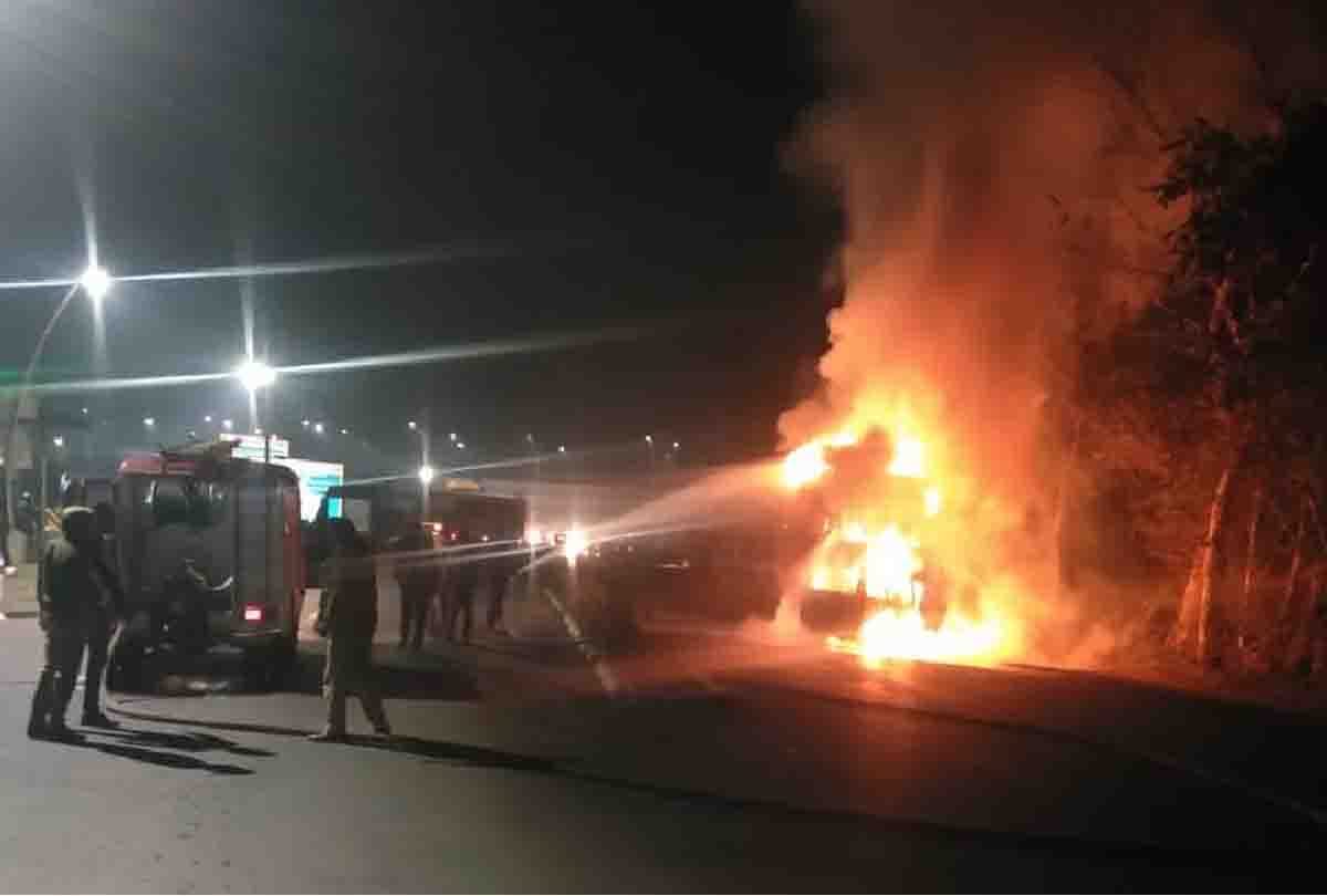 Horrific road accident in Unnao, van fire after collision with truck