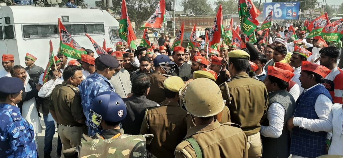 PM modi program protest against Detained samajwadi party workers in chandauli