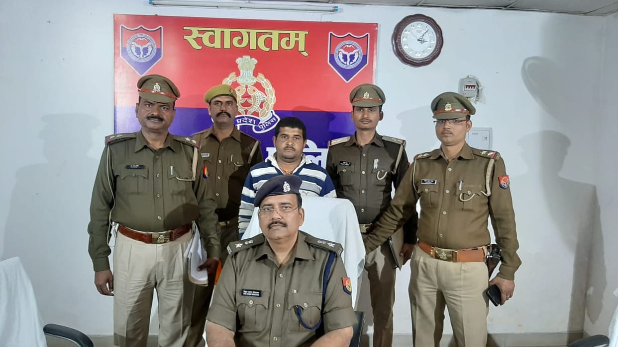 police arrested  Accused  for demanding extortion on doctor at gorakhpur