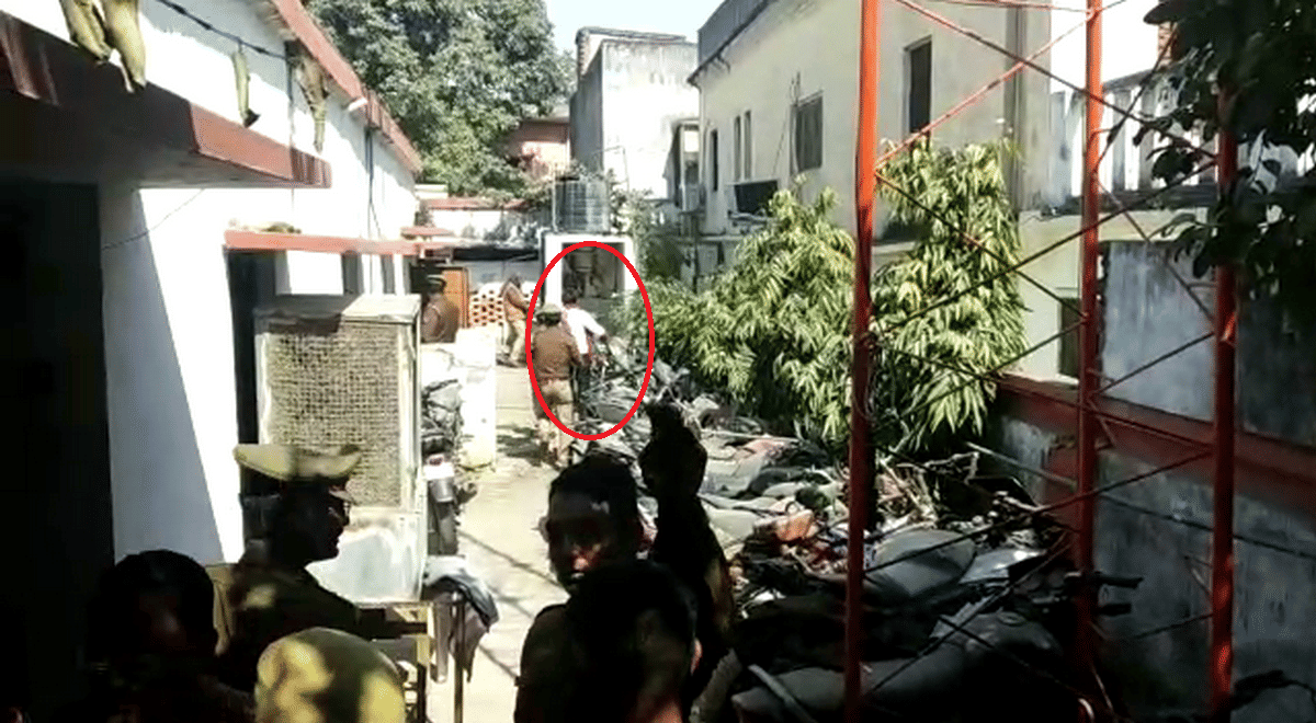Samajwadi party leader son showed black flag to Prime Minister Modi