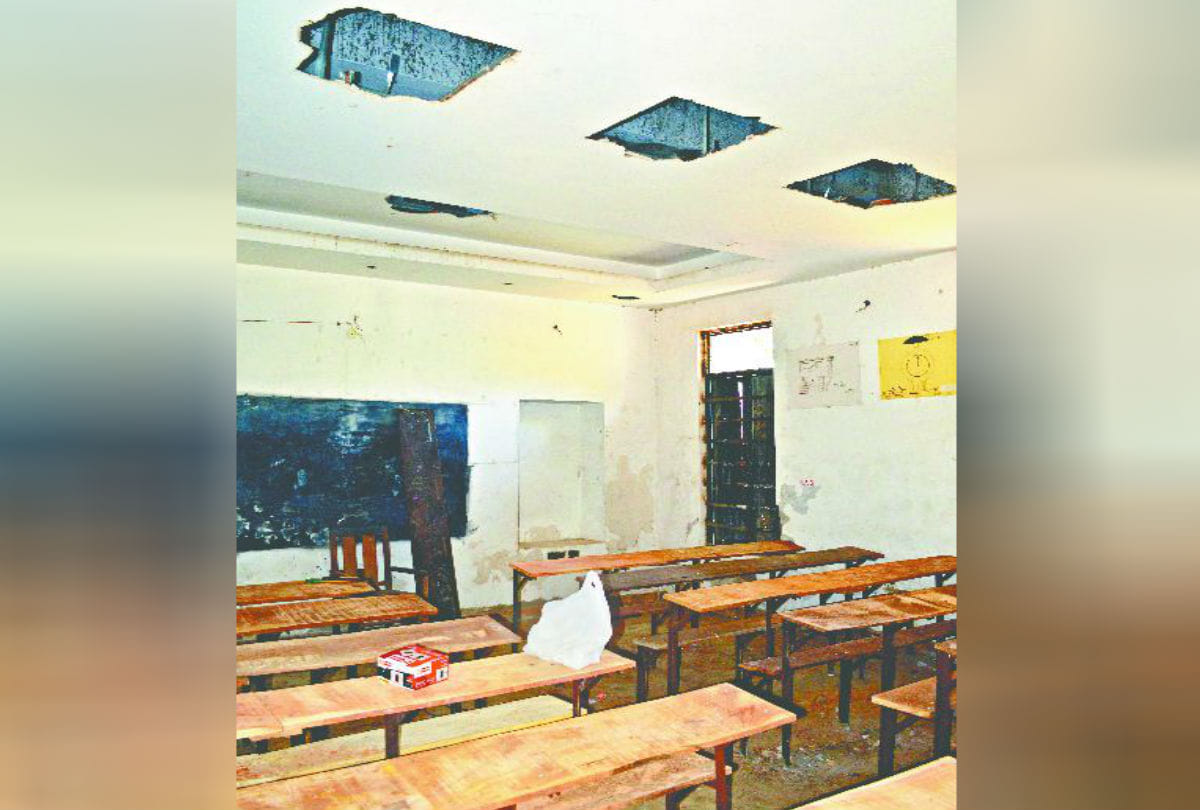 Up Board Exam 2020 Candidates Sit At Broken Furniture In School