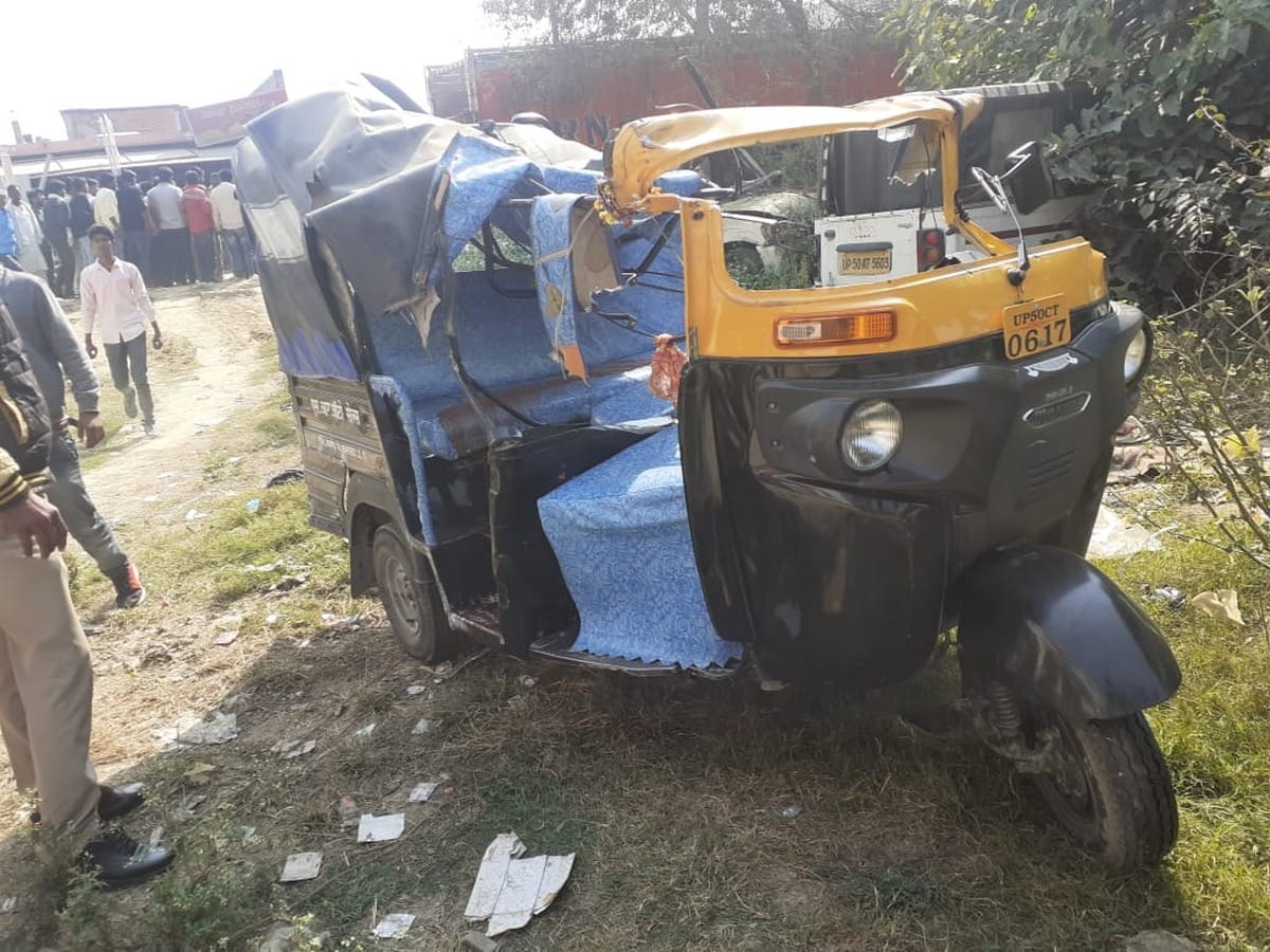Three people died in auto collision truck in azamgarh