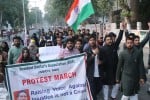 डा. कफील के समर्थन मेंमार्च निकालते आरडीए के पदाधिकारी व अमुवि छात्र।