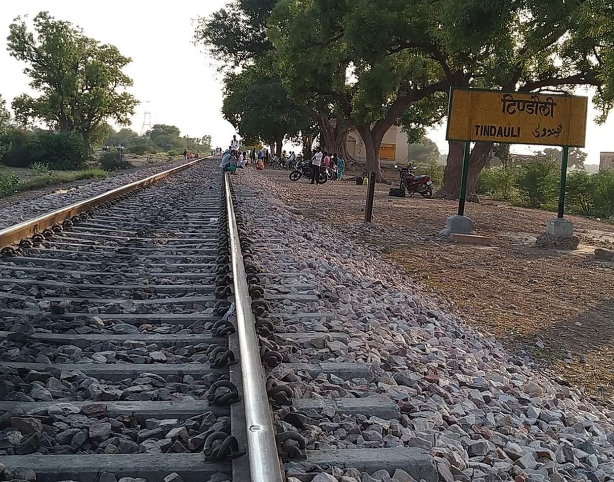 no plateform in railway station