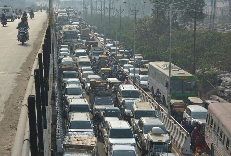 Reduced vehicular traffic on chaukaghat lahartara flyover in varanasi