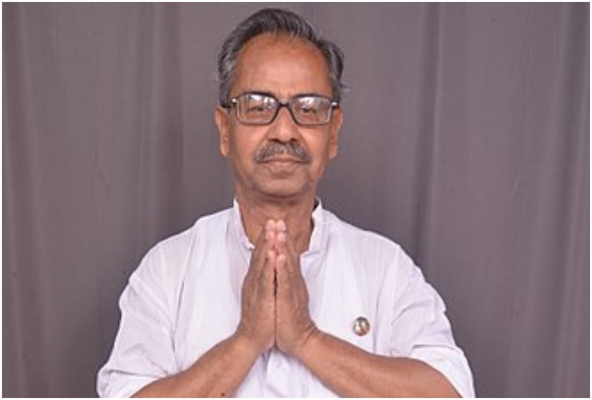 West Bengal: Police officer tries to touch minister feet, opposition attack