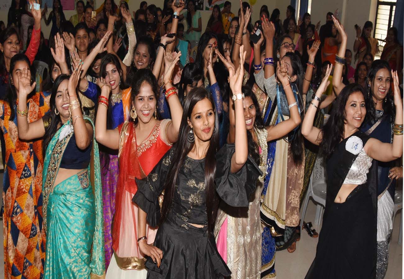 Farewell ceremony organized in women's college in kanpur