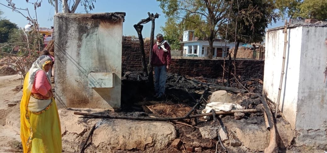 burn the house fire in auraiya