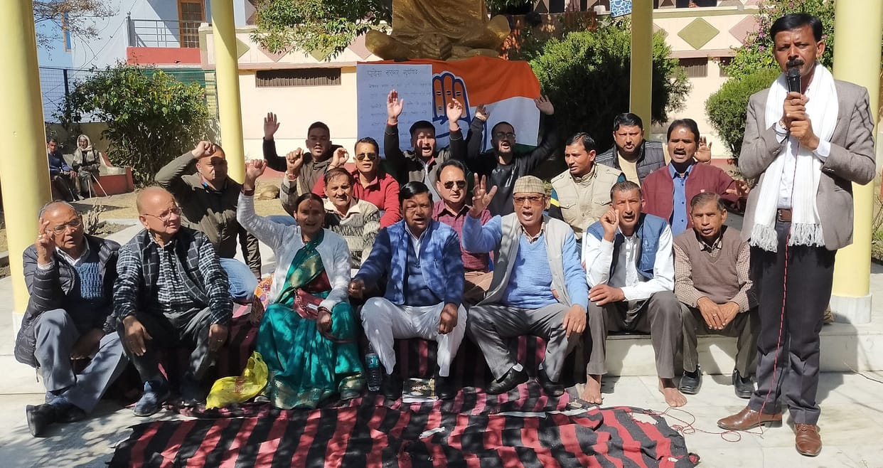 Congress workers sit on dharna in Gandhi Park