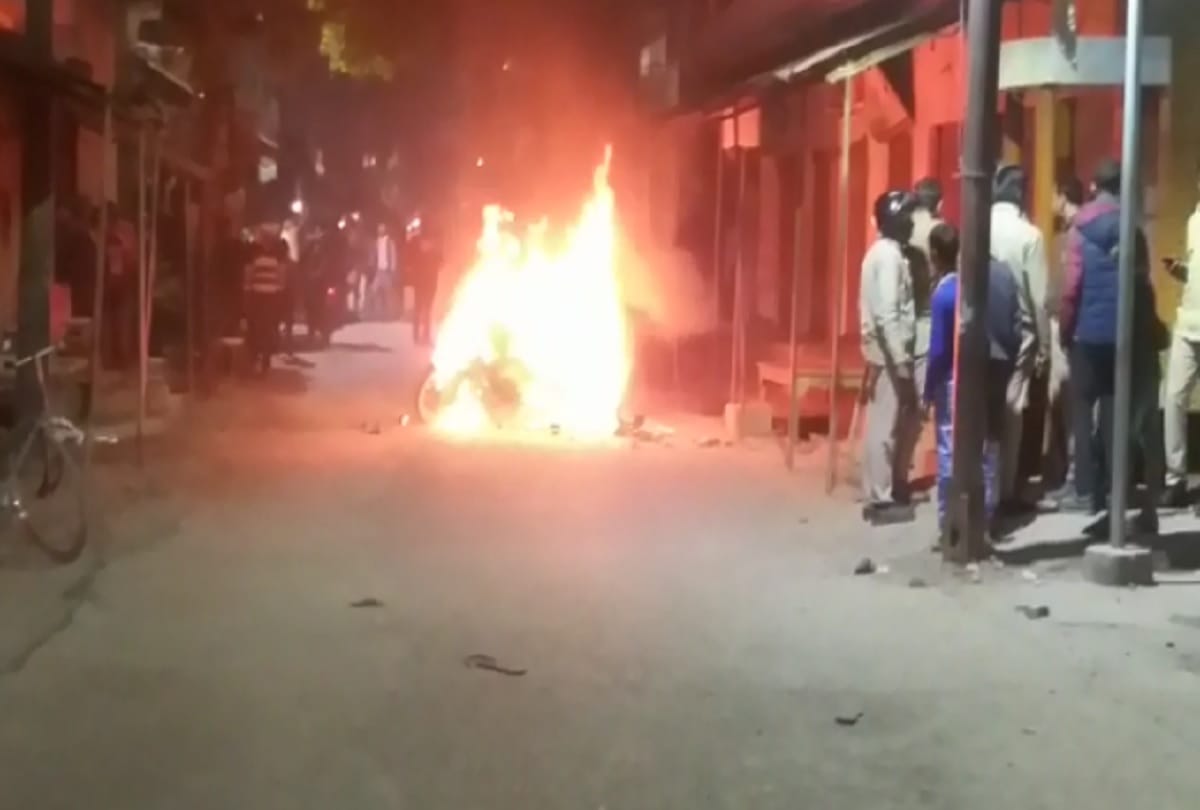 Fight between two sides, Police on spot in Aligarh