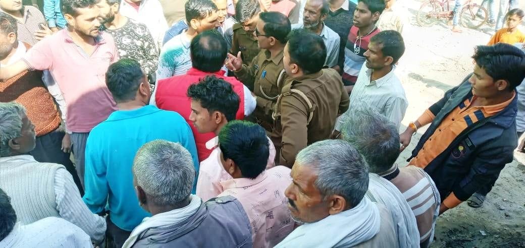 Hathras: In Sadabad, women freed the culprit by rescuing them from police;