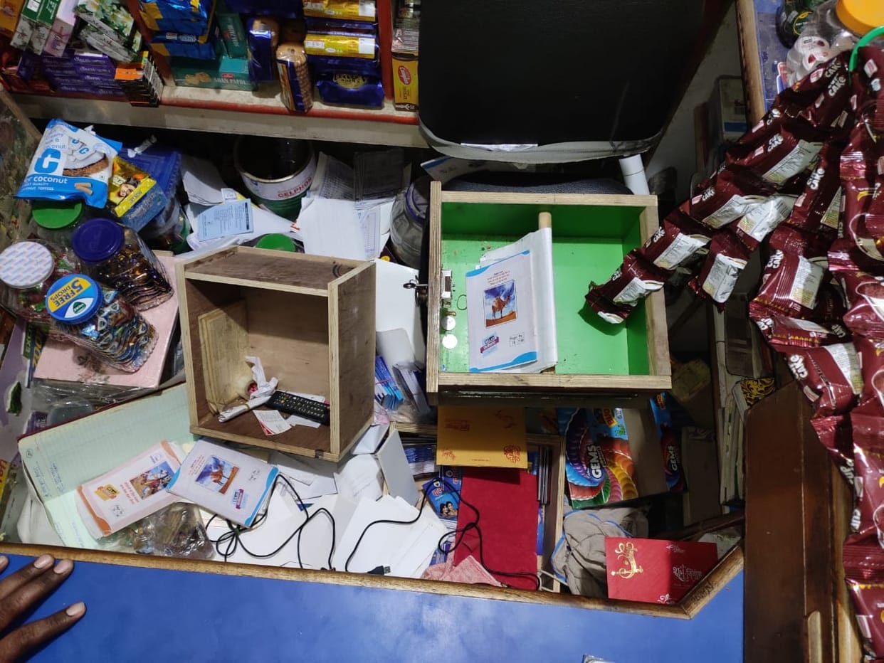 Thieves broke the goods of millions by breaking the lock of three shops