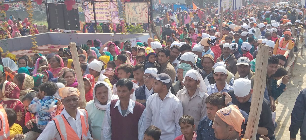 devotees gathered in prakash utsav