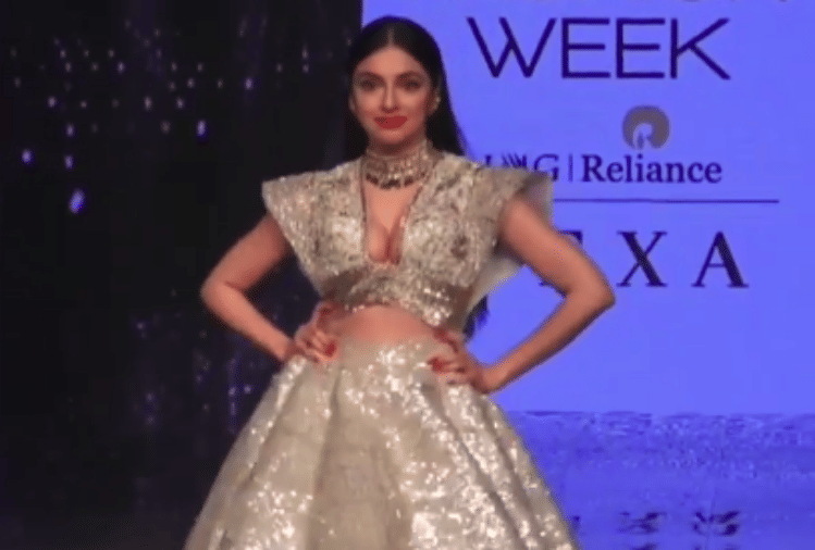 divya khosla kumar goes oops moment during lakme fashion week 2020
