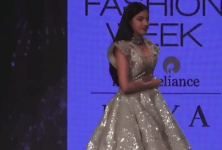 divya khosla kumar goes oops moment during lakme fashion week 2020
