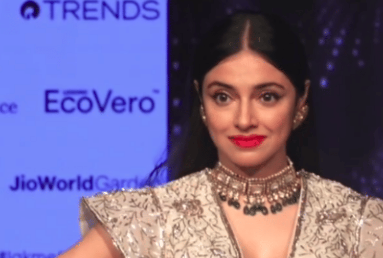 divya khosla kumar goes oops moment during lakme fashion week 2020
