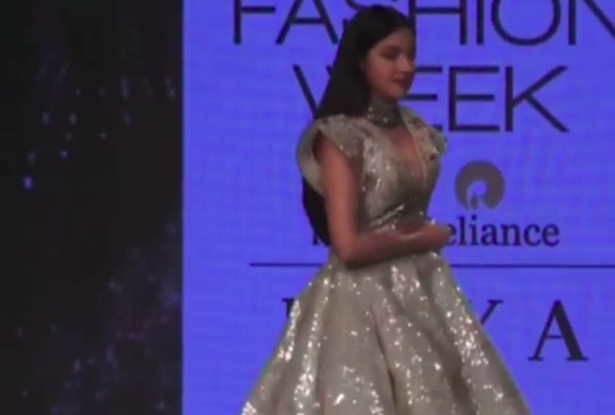 divya khosla kumar got oops moment in lakme fashion week 2020