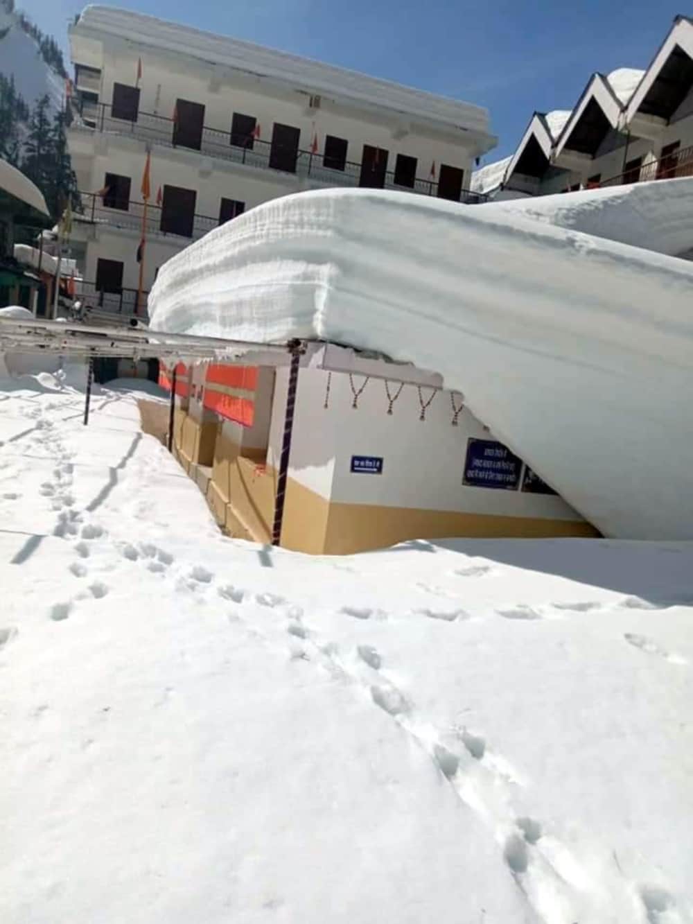 uttarakhand : Hemkund Sahib covered with snow