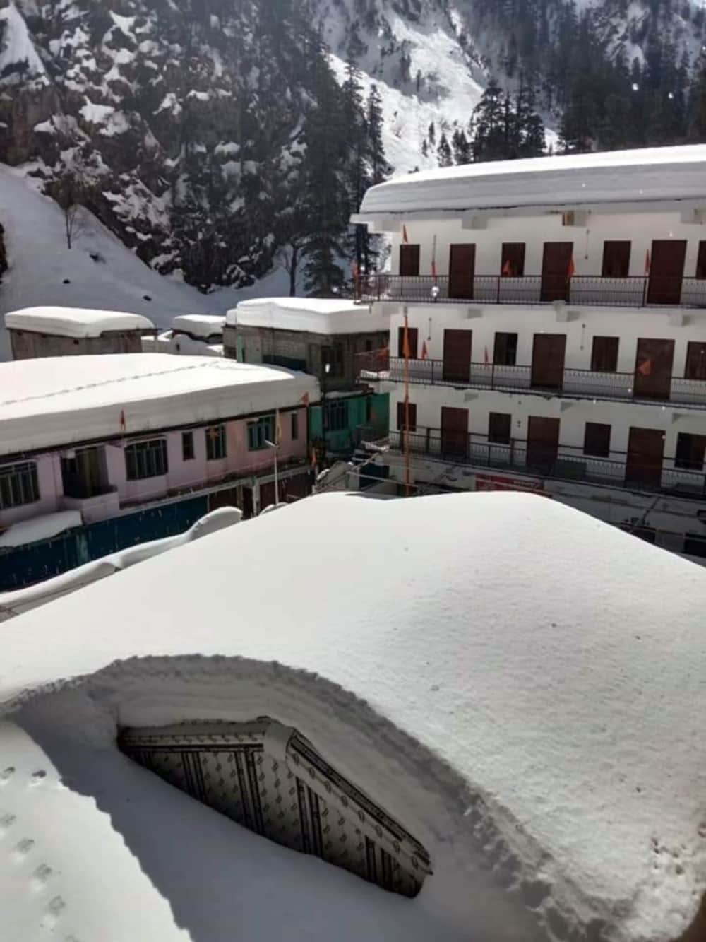uttarakhand : Hemkund Sahib covered with snow