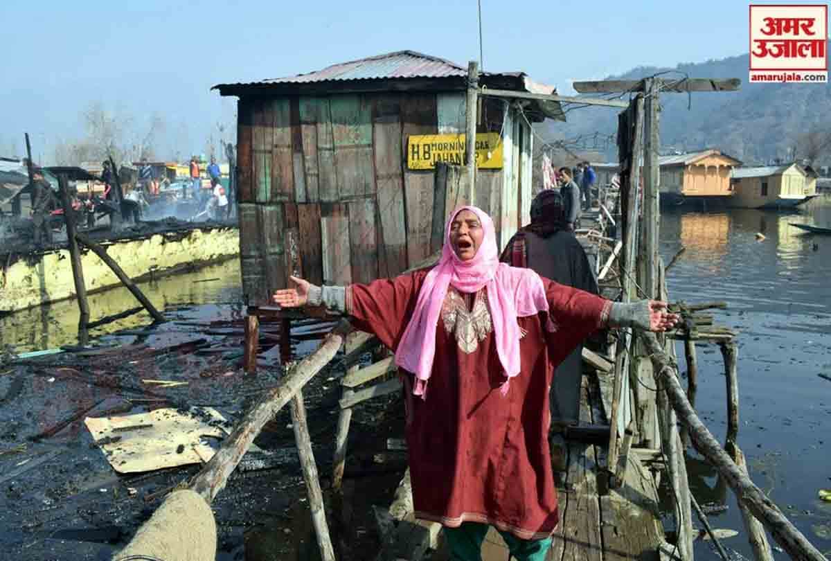 Fire broke out in three house boats in Dal Lake srinagar jammu kashmir