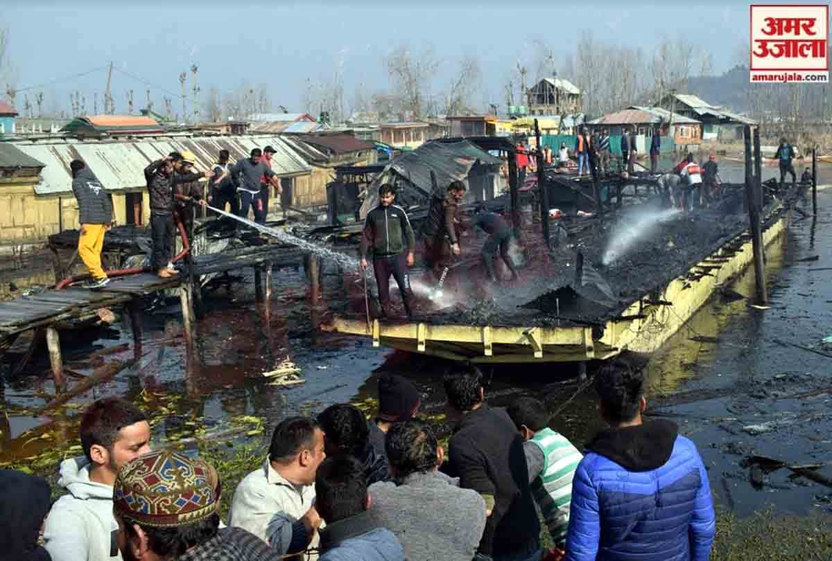 Fire broke out in three house boats in Dal Lake srinagar jammu kashmir