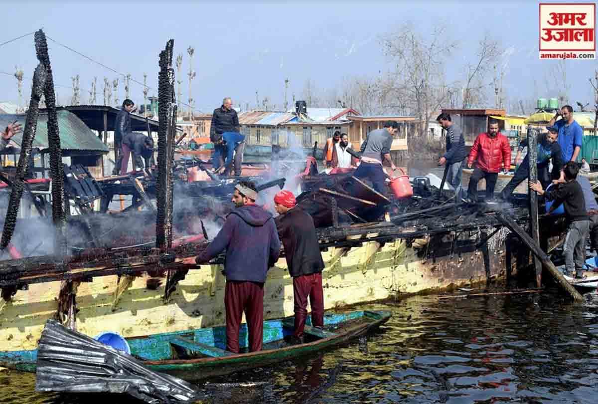 Fire broke out in three house boats in Dal Lake srinagar jammu kashmir