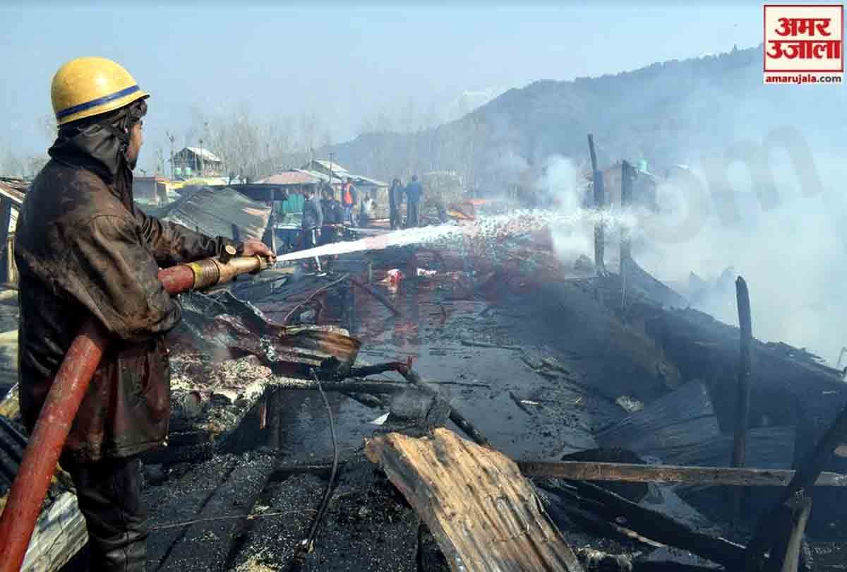 Fire broke out in three house boats in Dal Lake srinagar jammu kashmir