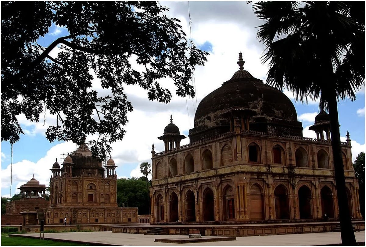 Prayagraj: Khusro Bagh is a unique example of Mughal architecture.