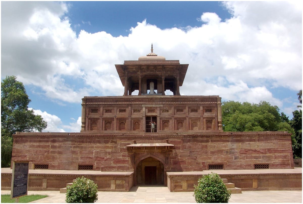Prayagraj: Khusro Bagh is a unique example of Mughal architecture.