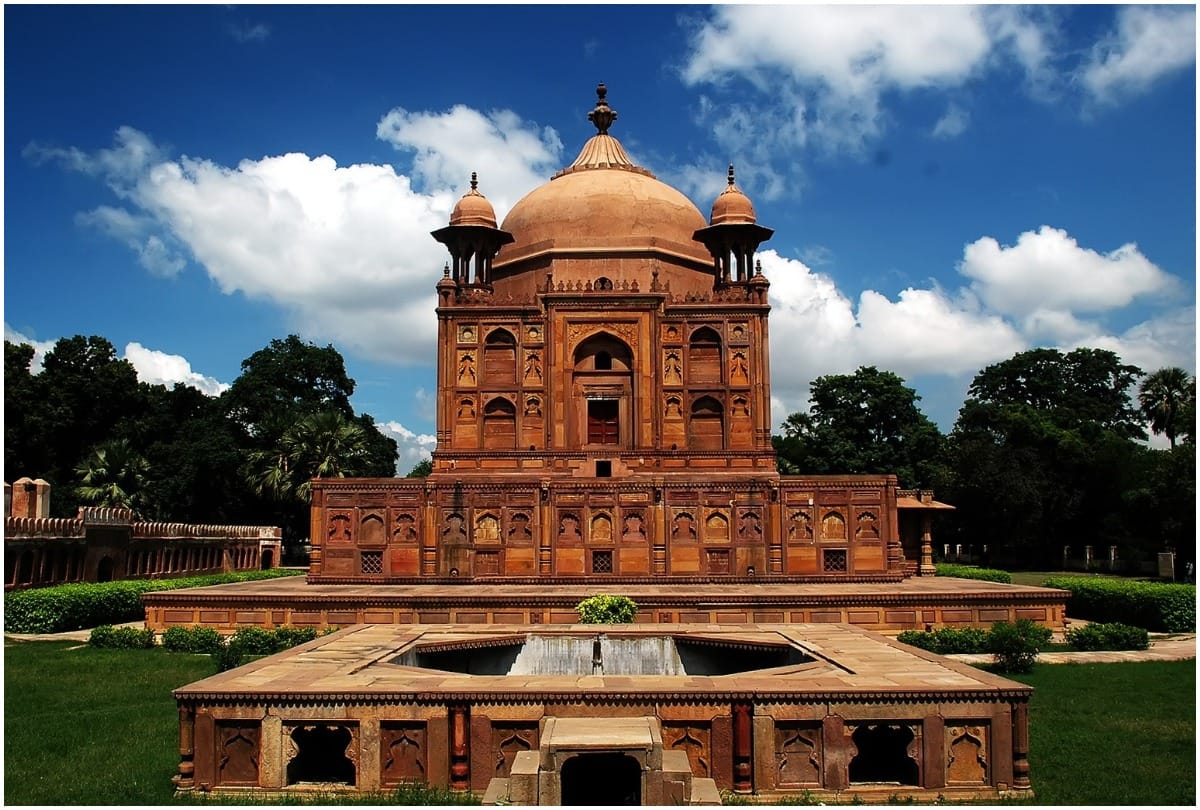 Prayagraj: Khusro Bagh is a unique example of Mughal architecture.