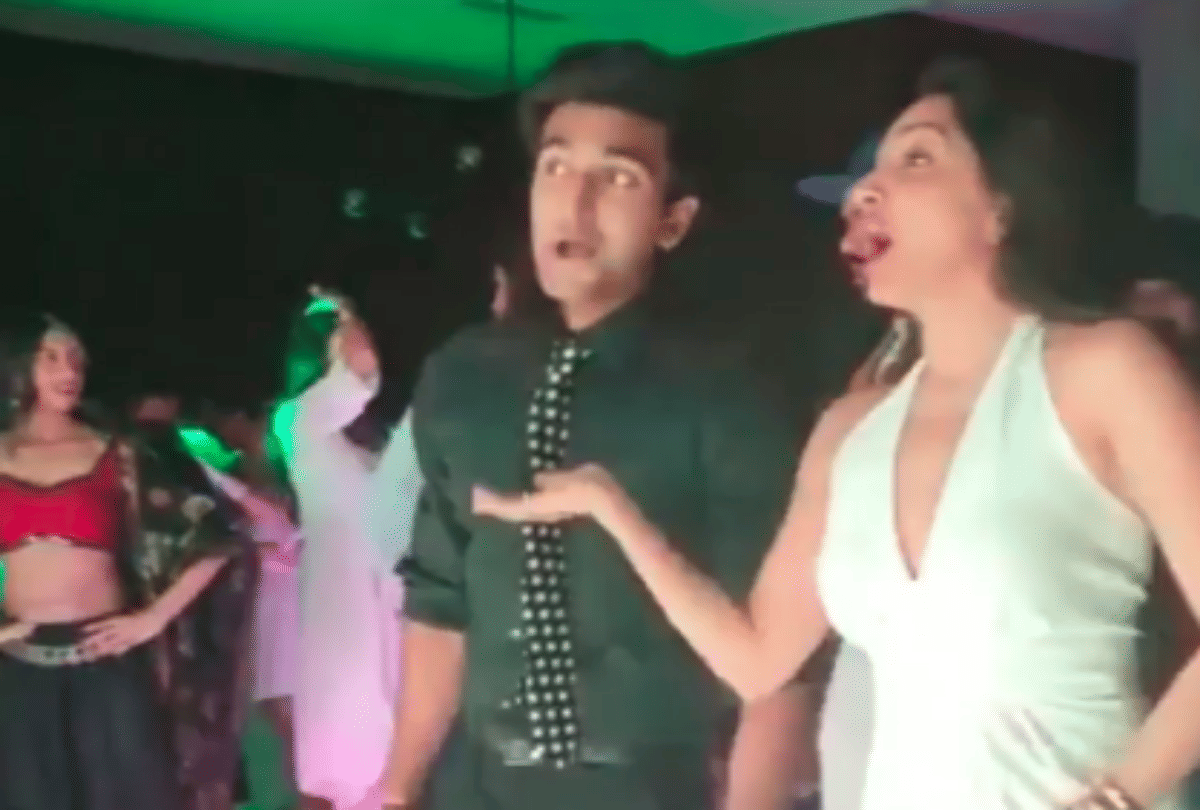 sidharth malhotra and kiara advani dance on the floor