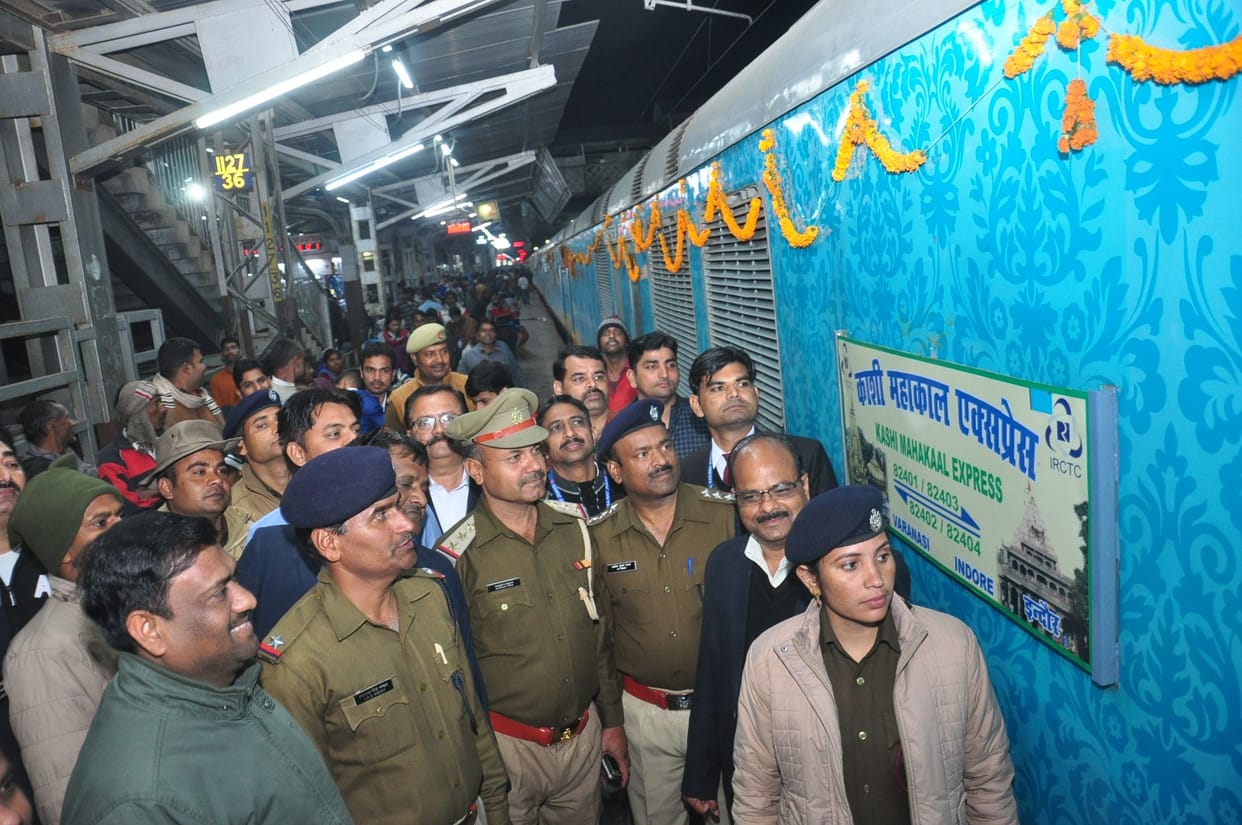 mahakal expess train arrived jhansi