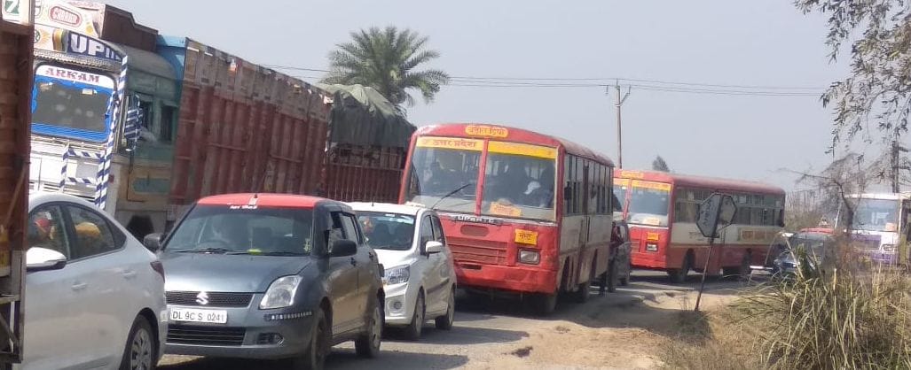 puaal field trauli overturn in gangnahar patri,  many hour traffic zaam