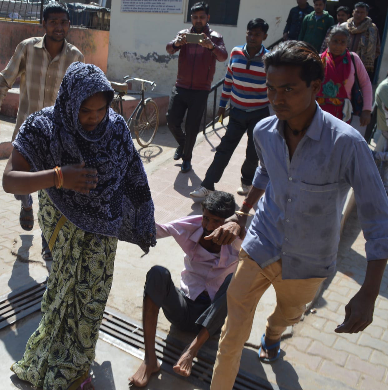 Hathras: Truck collides with tree on Agra road, elderly seriously injured
