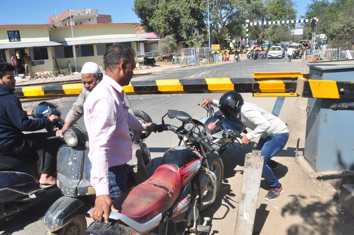 traffic jam in gwalior road railway crossing