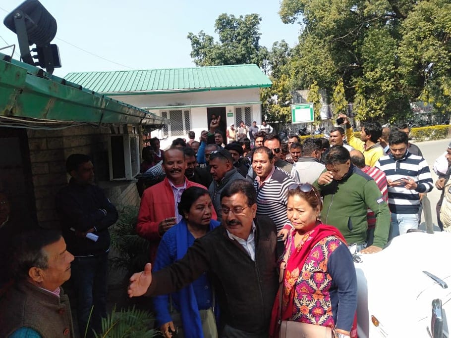 Dehradun: Public Ruckus in Cantt CEO office Against vending zone