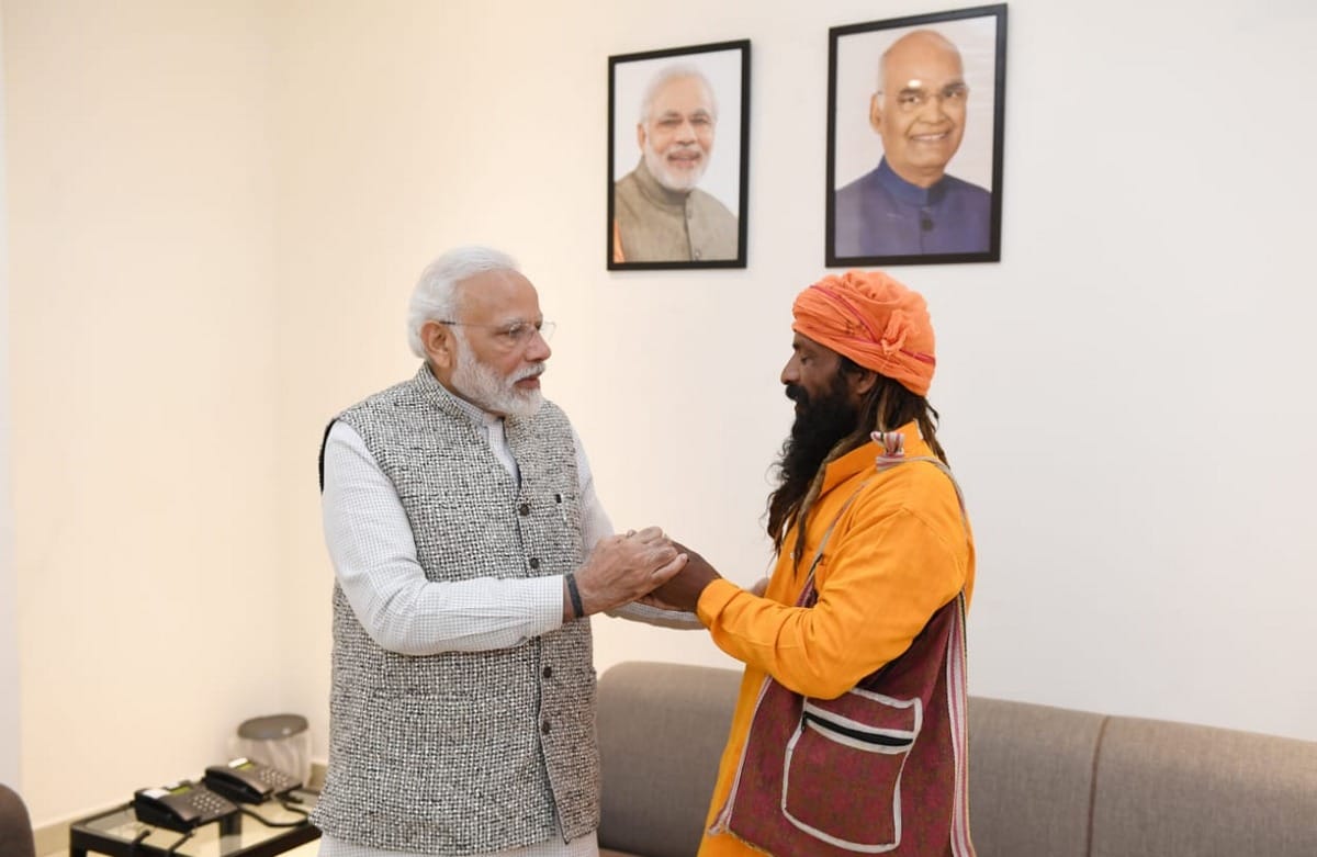 Police chowki incharge misbehaved with Mangal Kewat who got respect from pm modi in varanasi