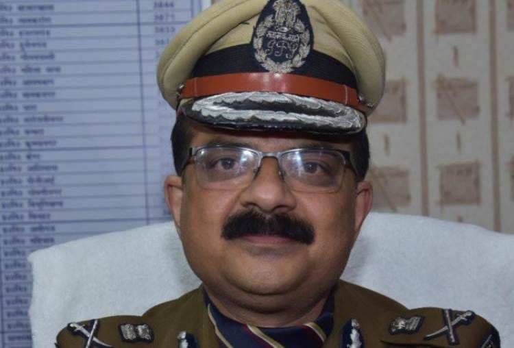 lucknow police commissioner made many transfer in lucknow.