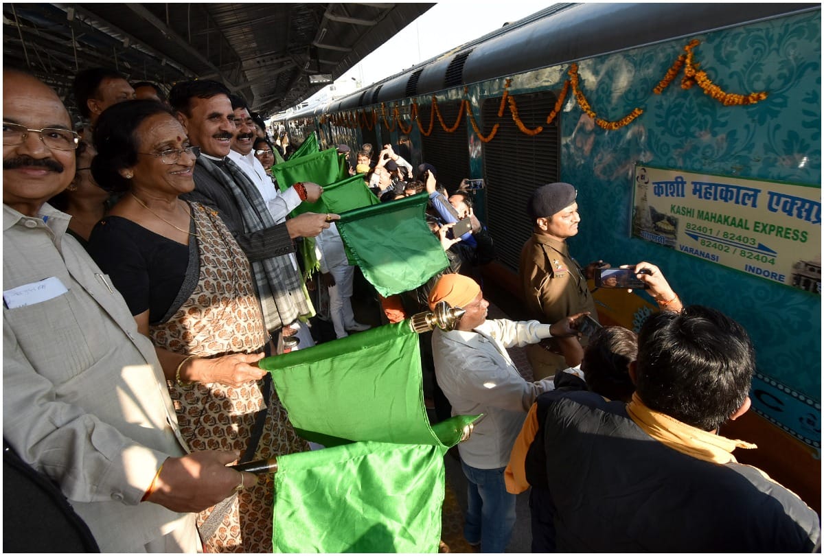 Kashi Mahakal welcomed in Prayagraj with bomb blast