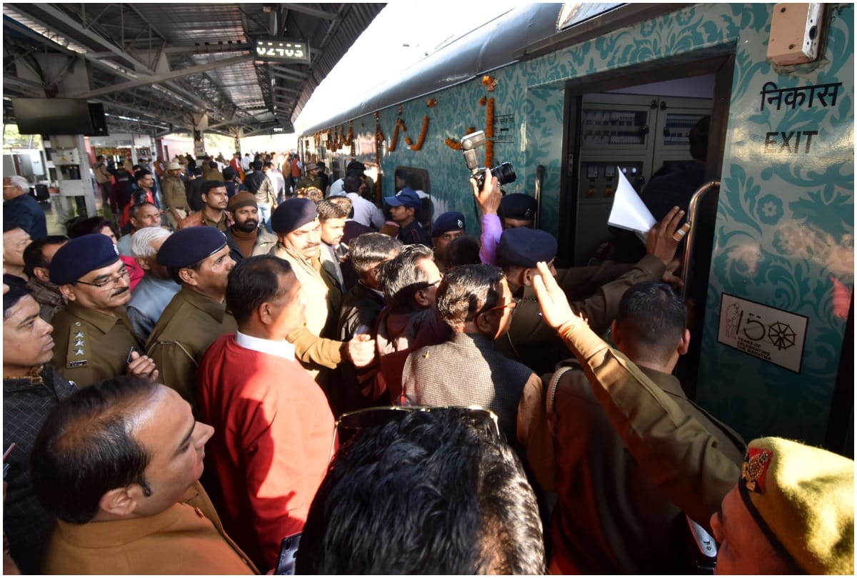 Kashi Mahakal welcomed in Prayagraj with bomb blast
