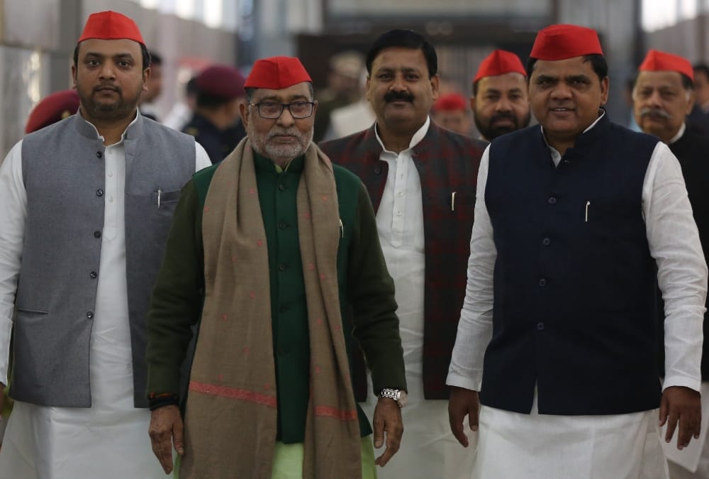 Samajwadi Party activists made ruckus in Vidhan Parishad over security of Akhilesh Yadav.