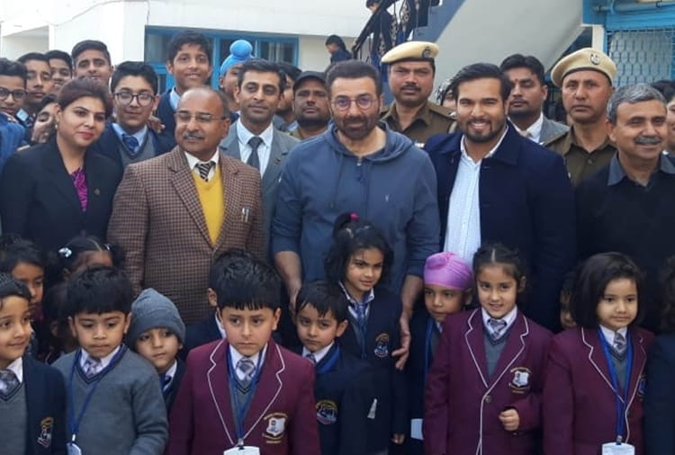 Sunny Deol did Pariksha pe Charcha in a school of Pathankot