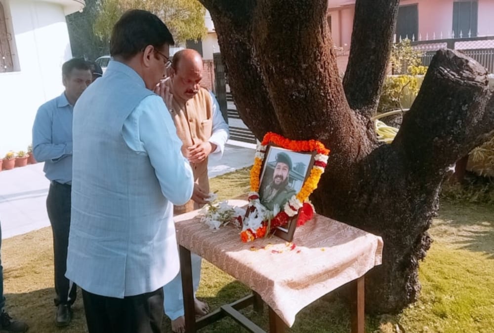 Pulwama Attack One year: Martyr Major vibhuti dhoundiyal Wife Emotional During Gives Tribute