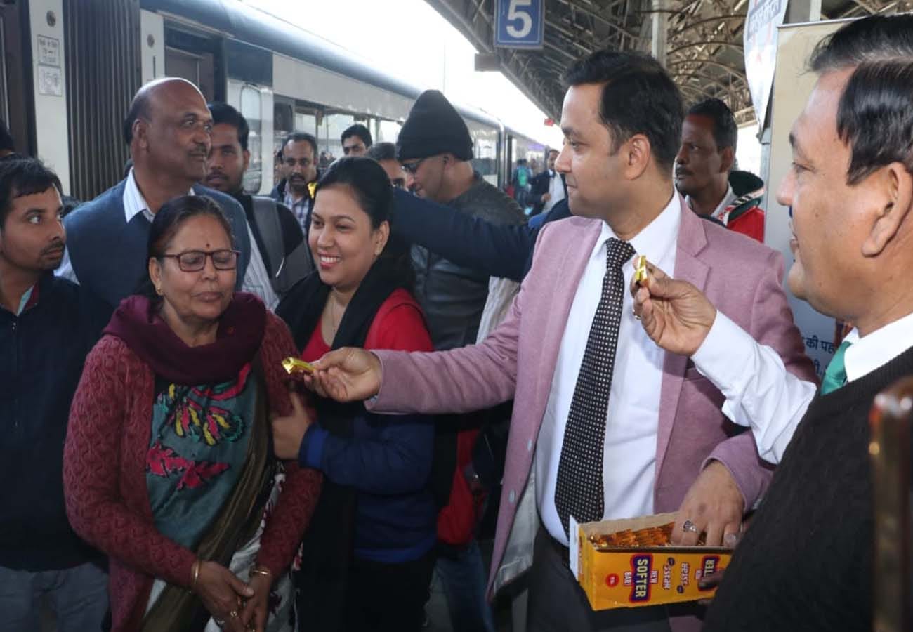 Vande Bharat train completed one year, grand celebration at Kanpur Central