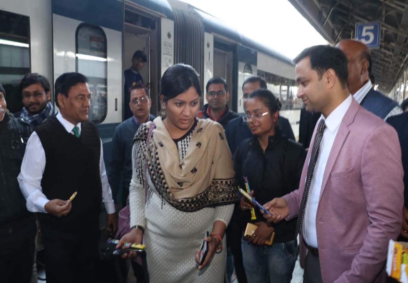 Vande Bharat train completed one year, grand celebration at Kanpur Central