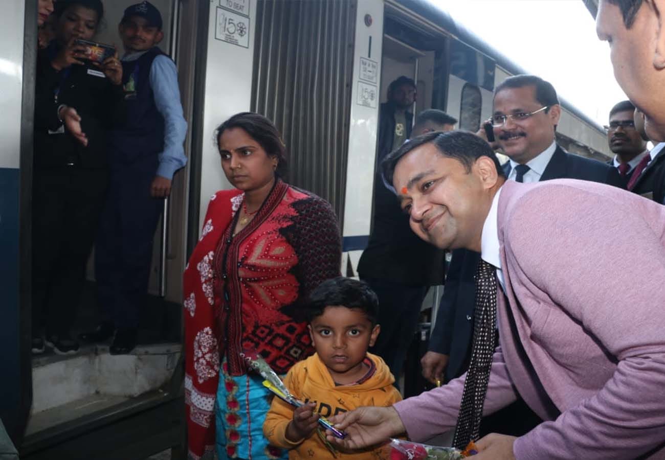 Vande Bharat train completed one year, grand celebration at Kanpur Central