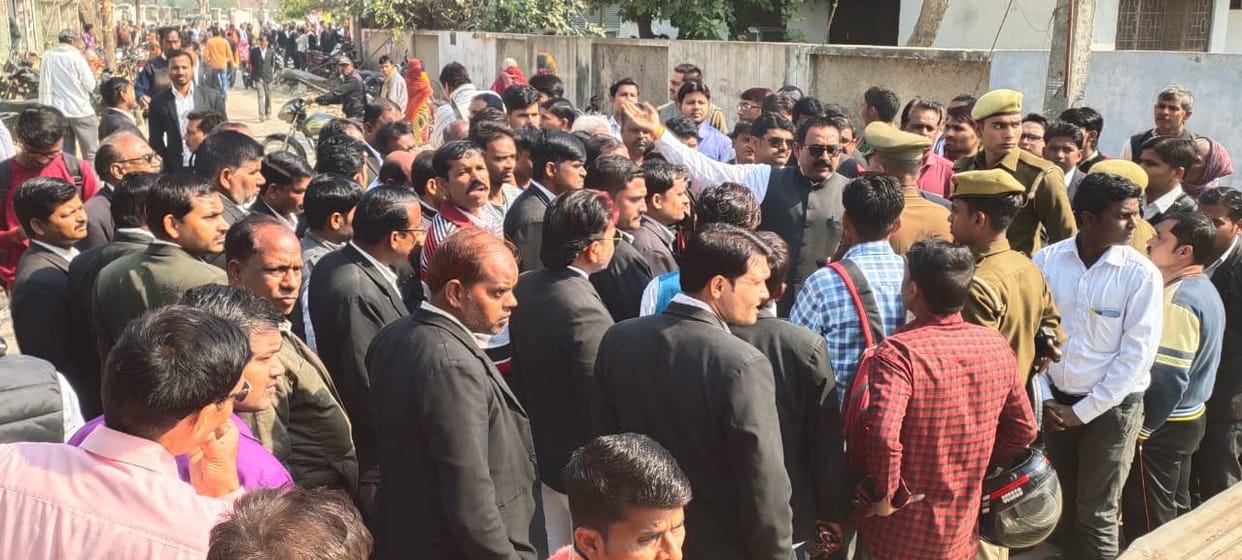 advocate demostrated against administration