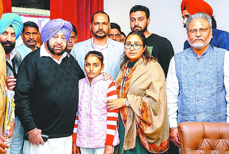 Captain Amrinder Singh meet with brave Amandeep