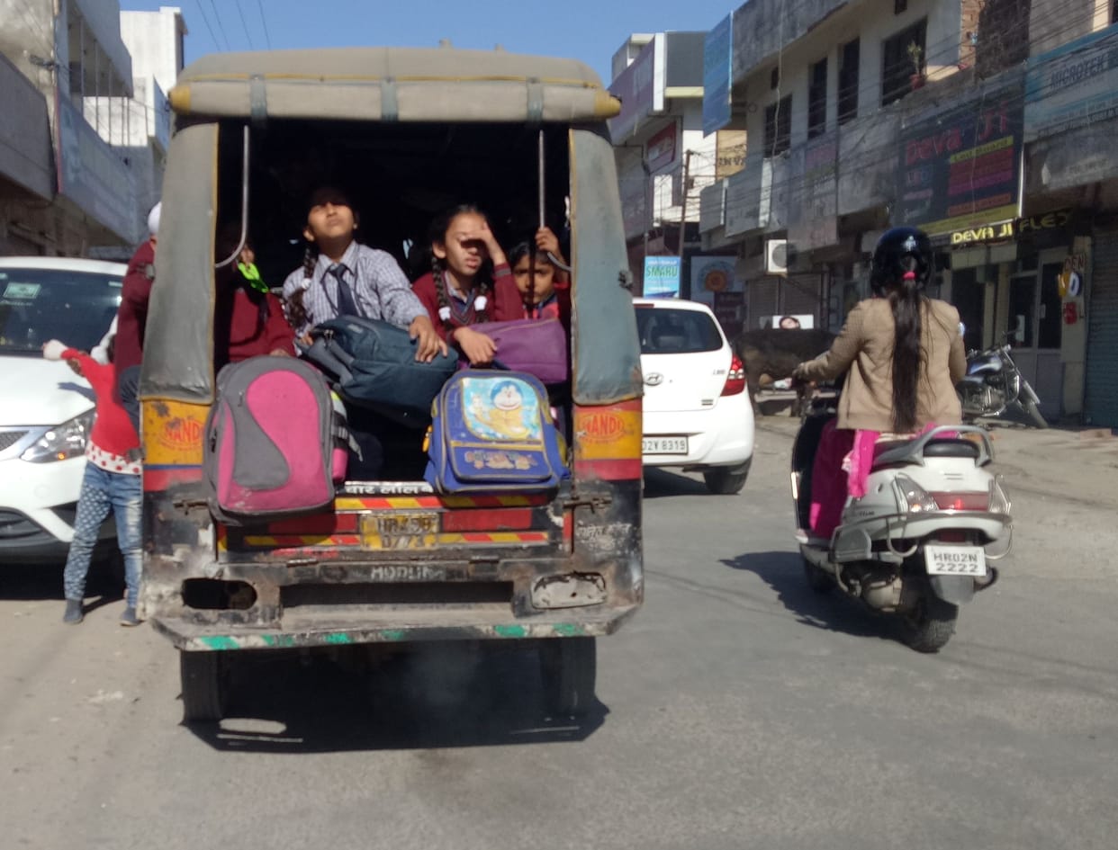 childern are being taken to school from unprotected vehicle